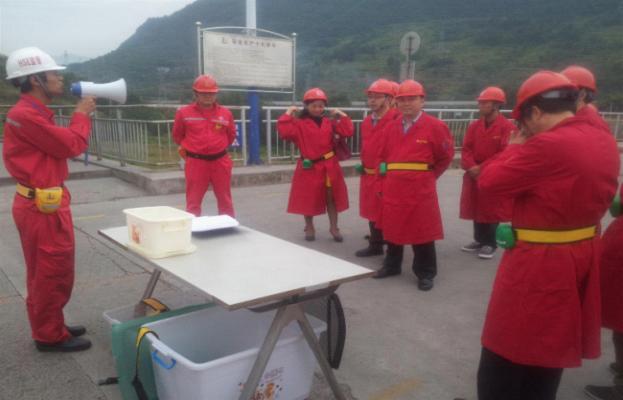 (杨清院长一行听取气田工作人员讲解进厂安全须知)